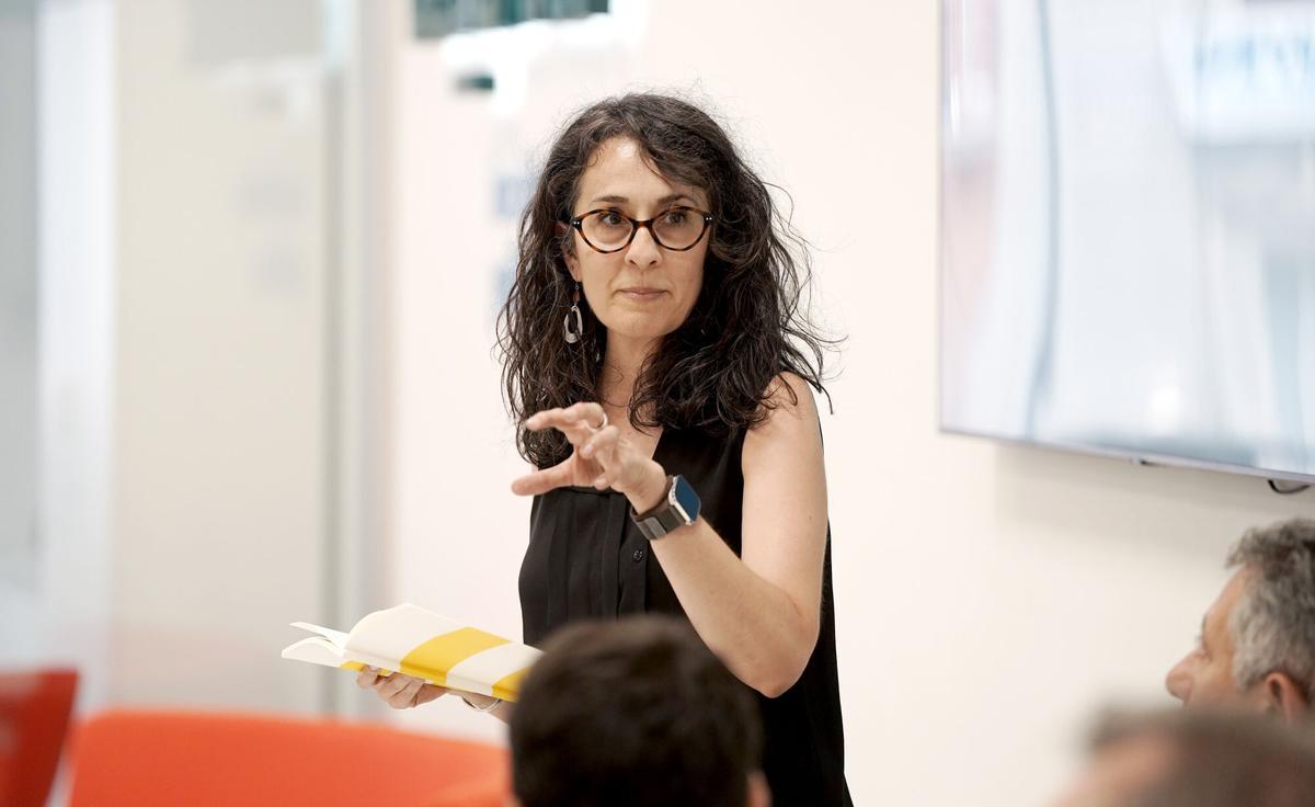 Dámaris Barajas, directora de Planificación de Provivienda, exponiendo las conclusiones de una de las mesas de debate del 'Observatorio Social de la Vivienda'