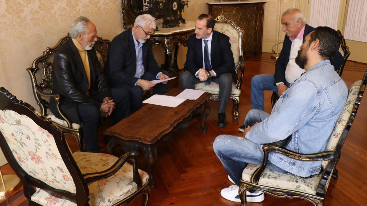 El presidente del Parlament, Gabriel Le Senne , junto a los representantes de la Federación de Entidades Gitanas de Baleares