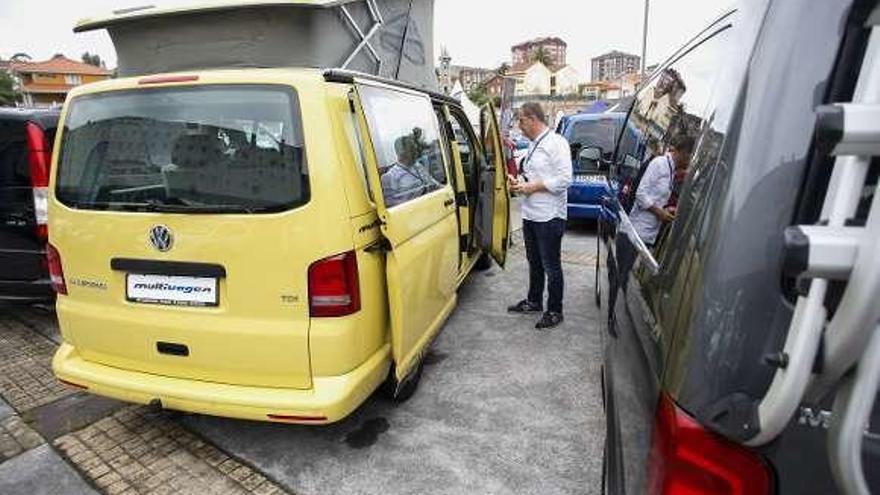 Carlos Menéndez prepara una furgoneta para la venta.