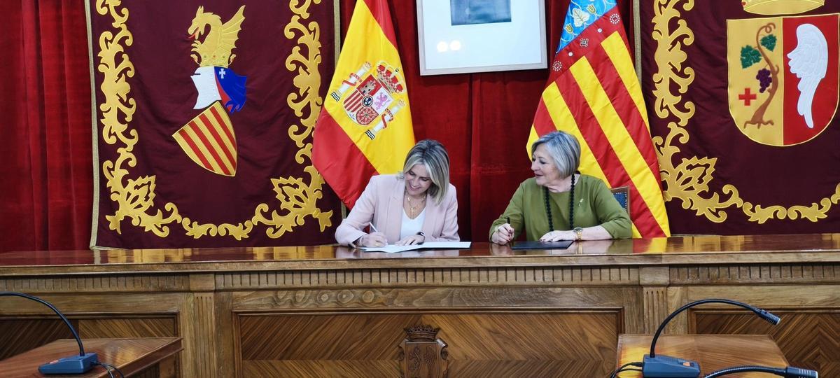 La rúbrica del convenio tuvo lugar en el salón plenario del Ayuntamiento de Vinaròs.