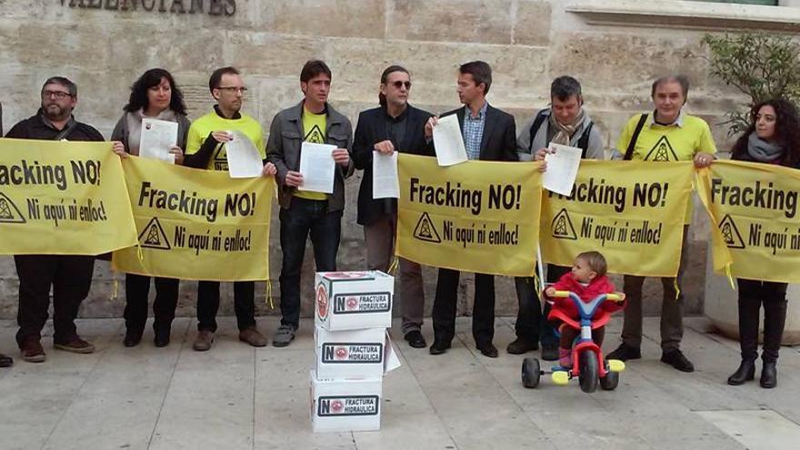 Castellón presenta en Les Corts 50.000 firmas contra el &#039;fracking&#039;