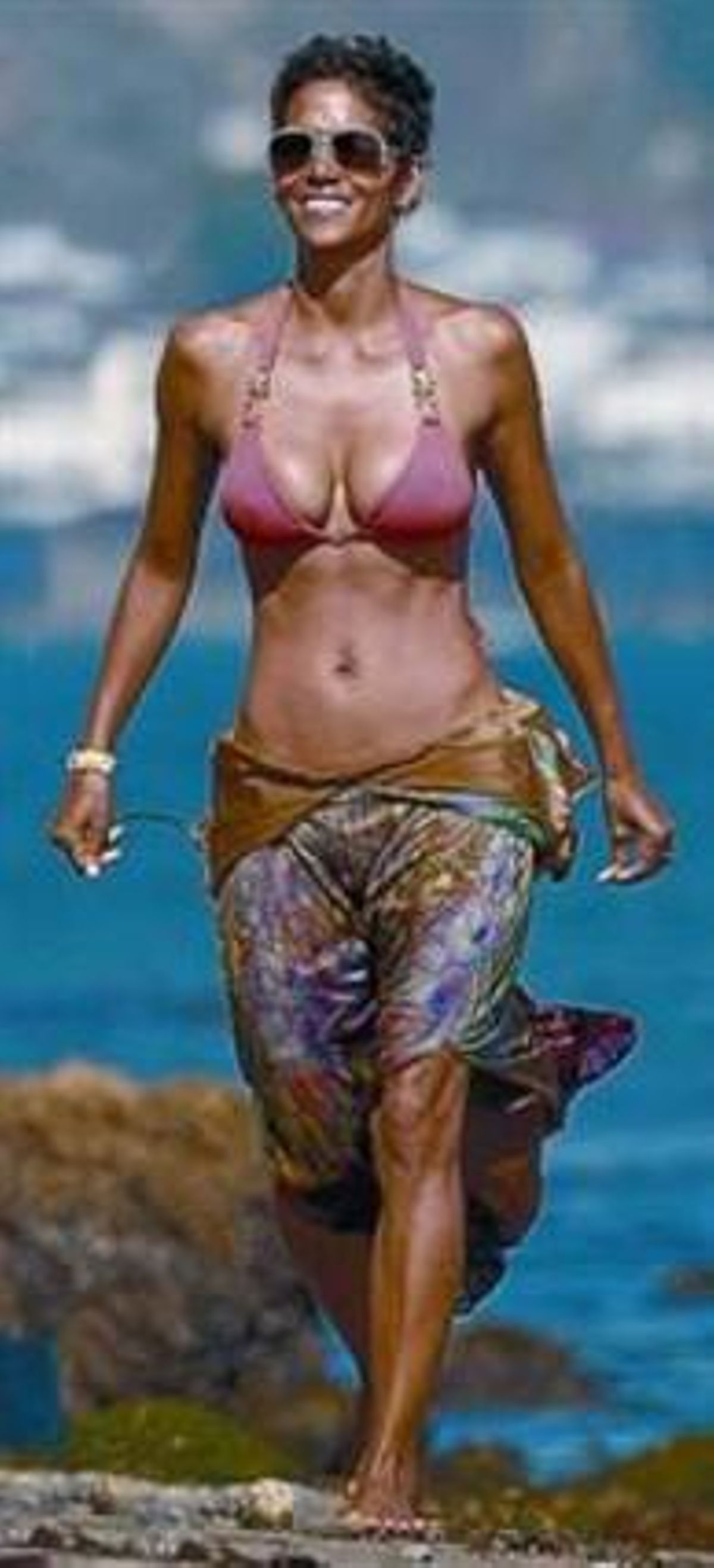 Halle Berry compleix 45 anys lluint figura a la platja_MEDIA_1 Halle Berry compleix 45 anys lluint figura a la platja_MEDIA_1