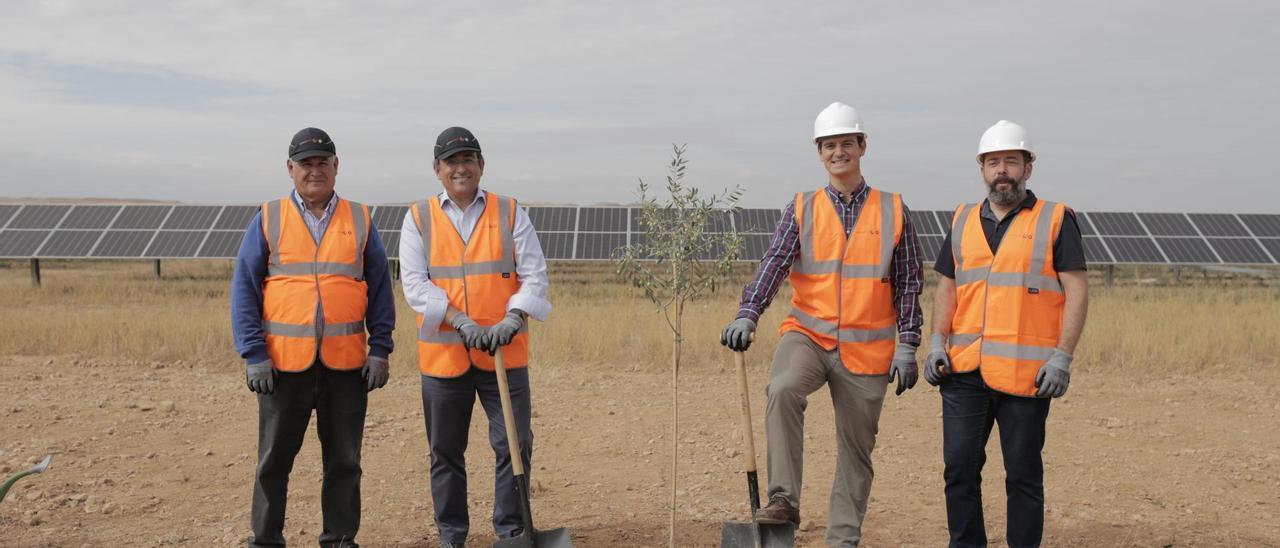 Acto en el parque fotovoltaico Vendimia, ubicado en Almochuel (Zaragoza).