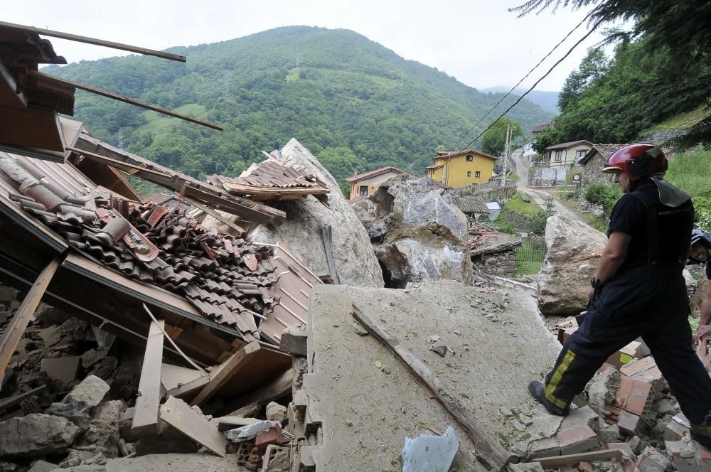 Un argayo obliga a desalojar un pueblo en Lena