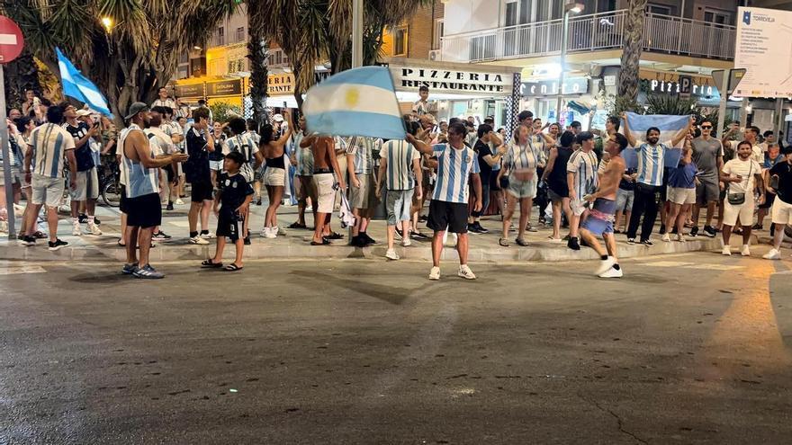 La comunidad argentina en Torrevieja celebra el pase a la final del mundial 2026 por todo lo alto