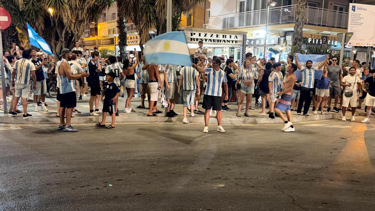 Así ha celebrado la comunidad argentina en Torrevieja el pase de su selección a la final del mundial