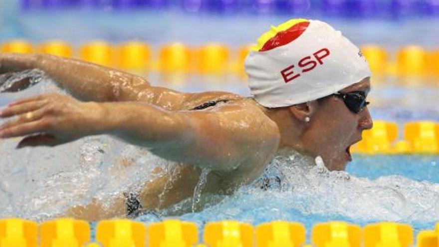 Mireia Belmonte en acción durante la final de los 400 metros estilos en los Campeonatos de Europa de Natación en piscina corta.