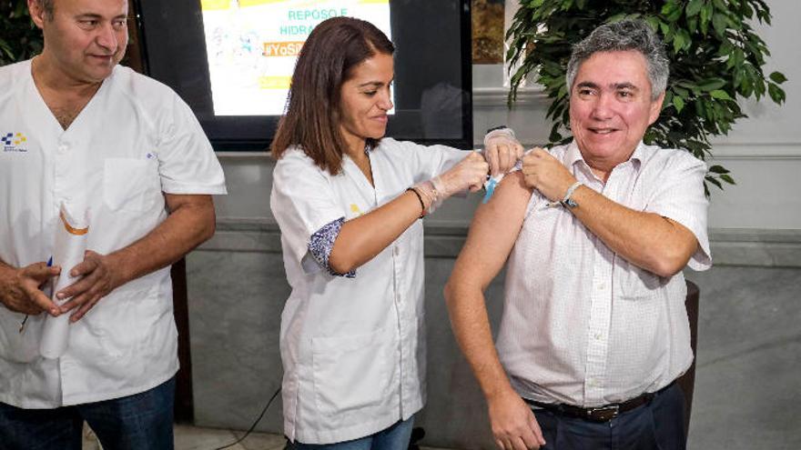 El presidente del COF en Las Palmas, ayer, en el instante en que recibió la vacuna de la gripe.