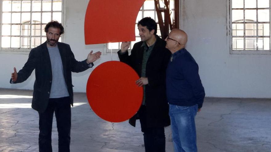 L&#039;artista Ramon Enrich, el regidor Pere Camps i el director del certamen, Pep Farrés