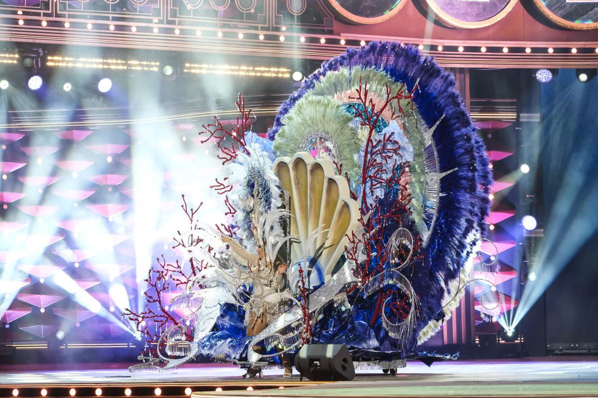 Yaiza Desirée Caracena Almeida, con el respaldo de Logitrans Canarias y Carrozas José Halcón, muestra una fantasía de Aythami Rodríguez y Omar Rodríguez: «Lágrima de cristal»