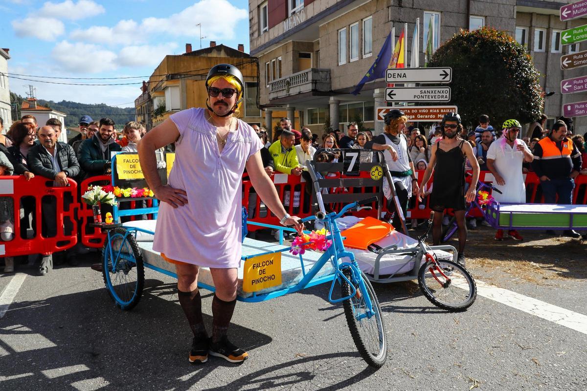 "Os Rompecolchóns 2.0" se impone en una carrera de camas de Meaño que deja espectaculares imágenes
