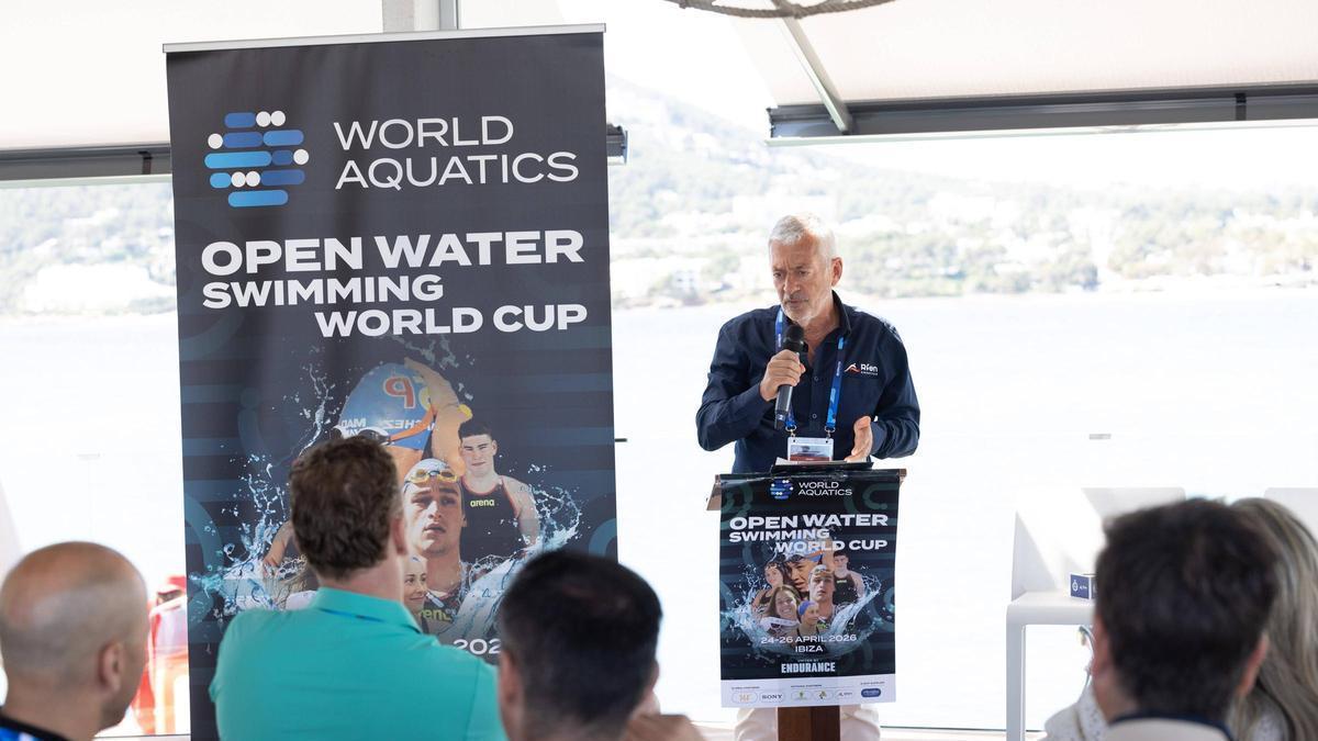 Fernando Carpena, presidente de la RFEN Aquatics, interviene durante la presentación de la Copa del Mundo de Aguas Abiertas