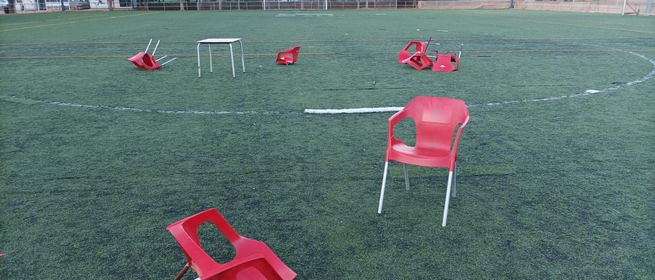 Imagen de las sillas y mesas del bar, tiradas por el campo de fútbol municipal de Gran Vía.