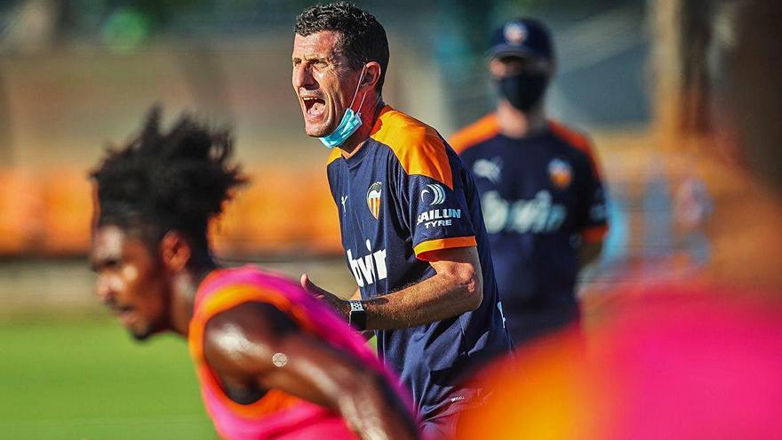 Javi Gracia dirige el entrenamiento del Valencia CF en Paterna.