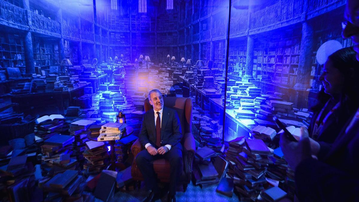 El alcalde de Barcelona, Jauma Collboni, posa en el Cementerio de los Libros Olvidados