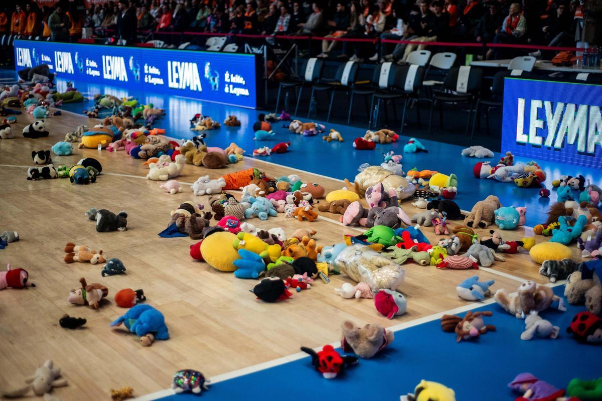 Lluvia benéfica de peluches en el partido del Leyma Coruña contra el Cantabria