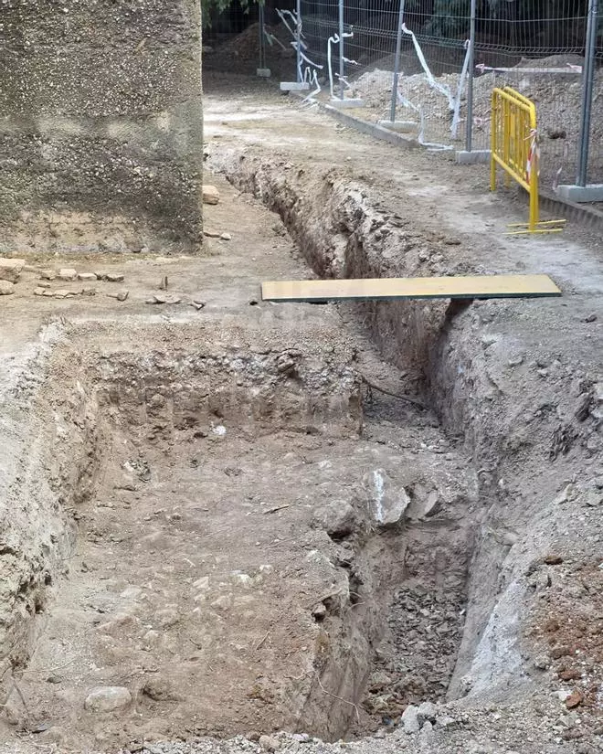 Descubren un cementerio medieval y una posible calzada romana junto a la ermita de Ternils en Carcaixent