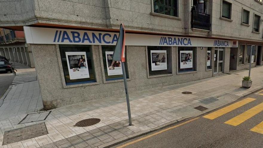 Asaltan a punta de pistola y cuchillo una entidad bancaria de Porriño y huyen con 60.000 euros