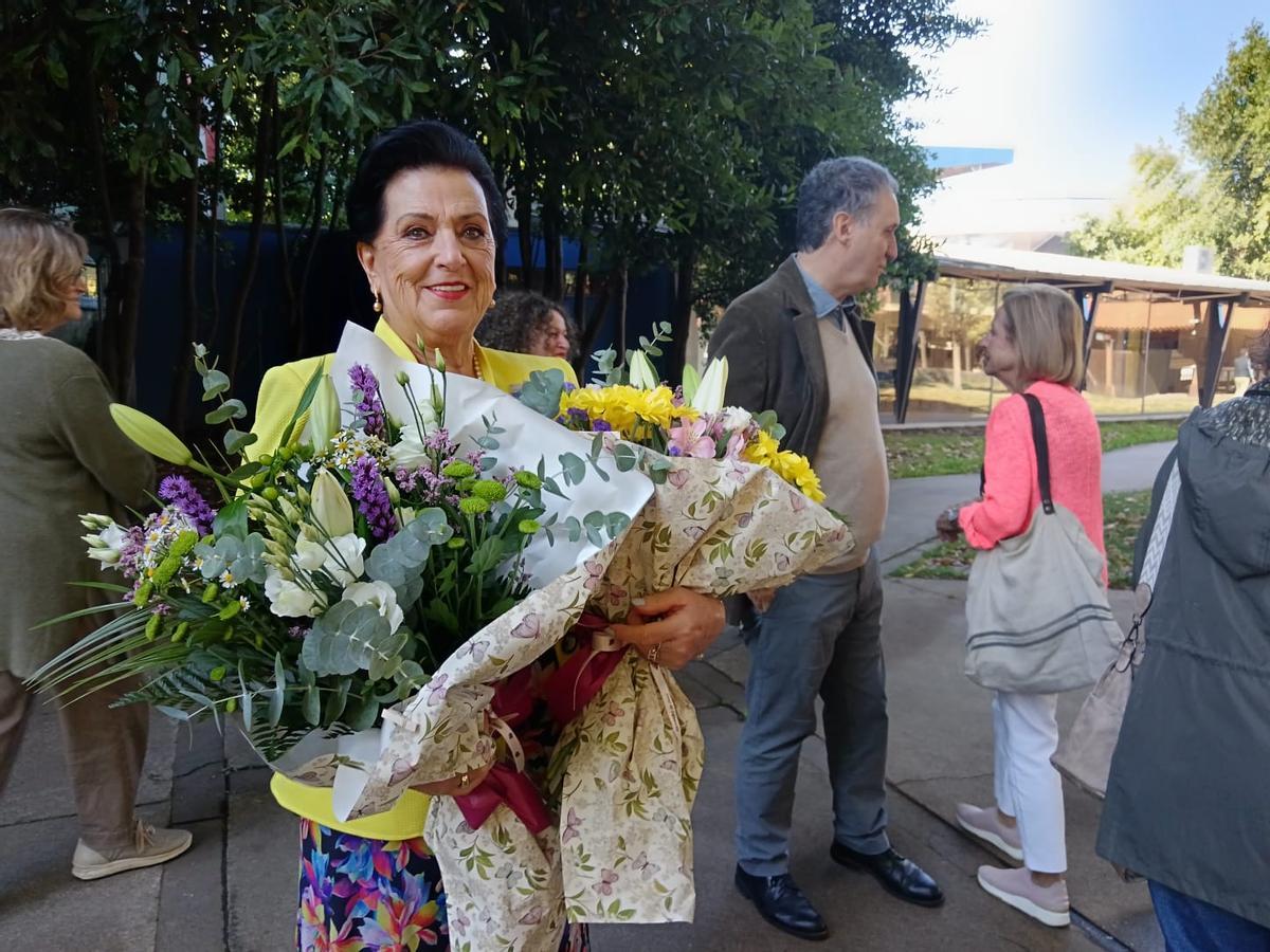 Mari Luz Fernández, miembros de su familia y los editores de su libro, en el Muséu del Pueblu d’Asturies, en Gijón.