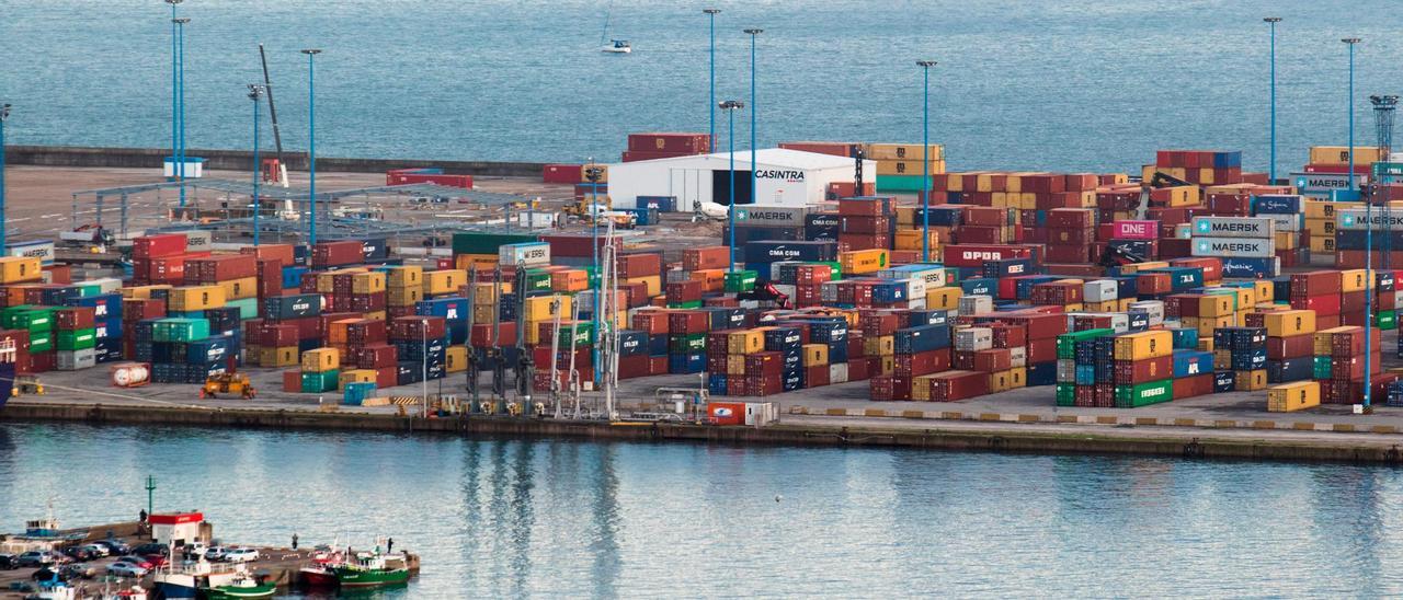 Zona del muelle de La Osa que mantendrá en uso al menos durante un año la terminal de contenedores, en una imagen de mediados del pasado mes de diciembre.