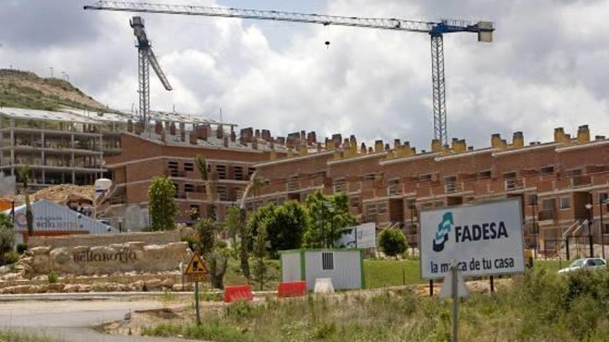Promoción de Fadesa con viviendas sin acabar, en la Pobla de Vallbona. Foto: Levante-EMV