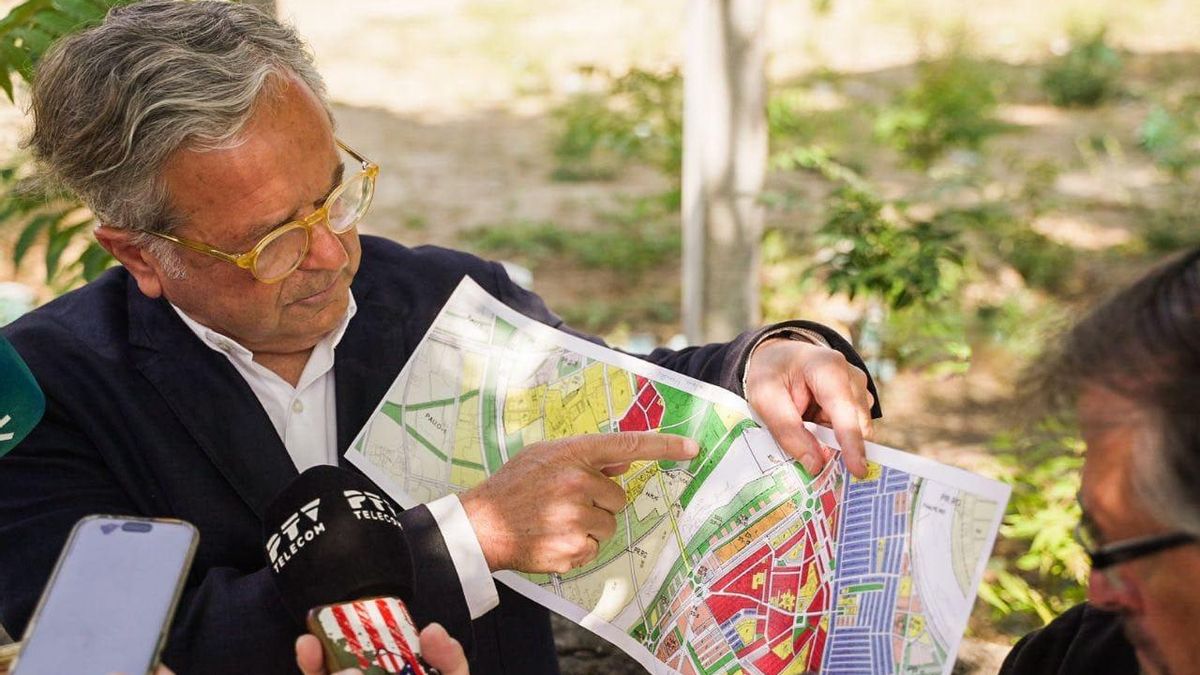 Salvador Fuentes muestra el plano donde se observa el puente que conecta el distrito sur con Menéndez Pidal.