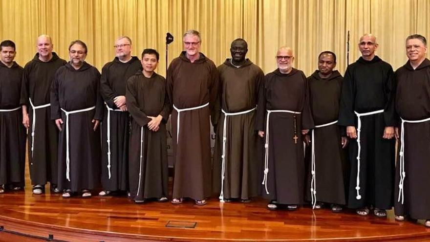 Celestino Arias Sobral, segundo por la izquierda, con los representantes de los Franciscanos Capuchinos de América del Norte