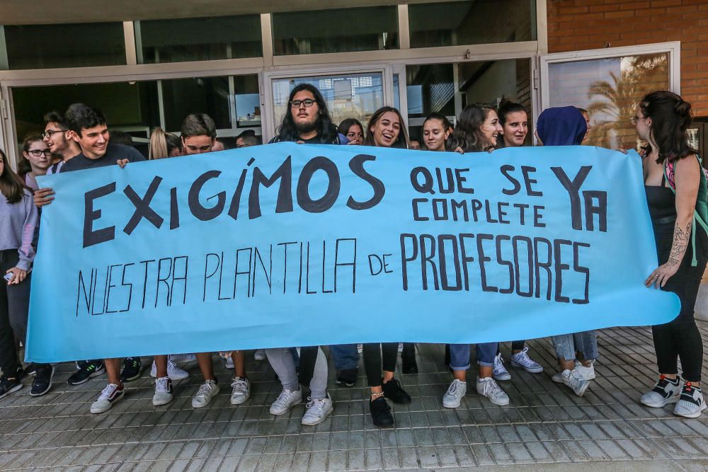 Protesta de profesores, padres y alumnos del IES Les Dunes para pedir un profesor, en una plaza que está vacante desde que comenzó el curso