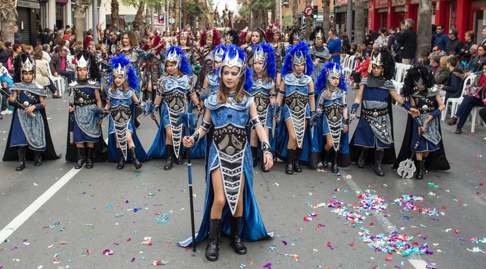 Los bailes y los trajes de los componentes de las comparsas llenaron la calle Alicante y la avenida Ancha de Castelar de colorido y originalidad.