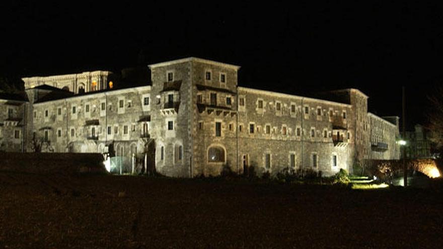 Espectacular imagen del monasterio con su iluminación nocturna.