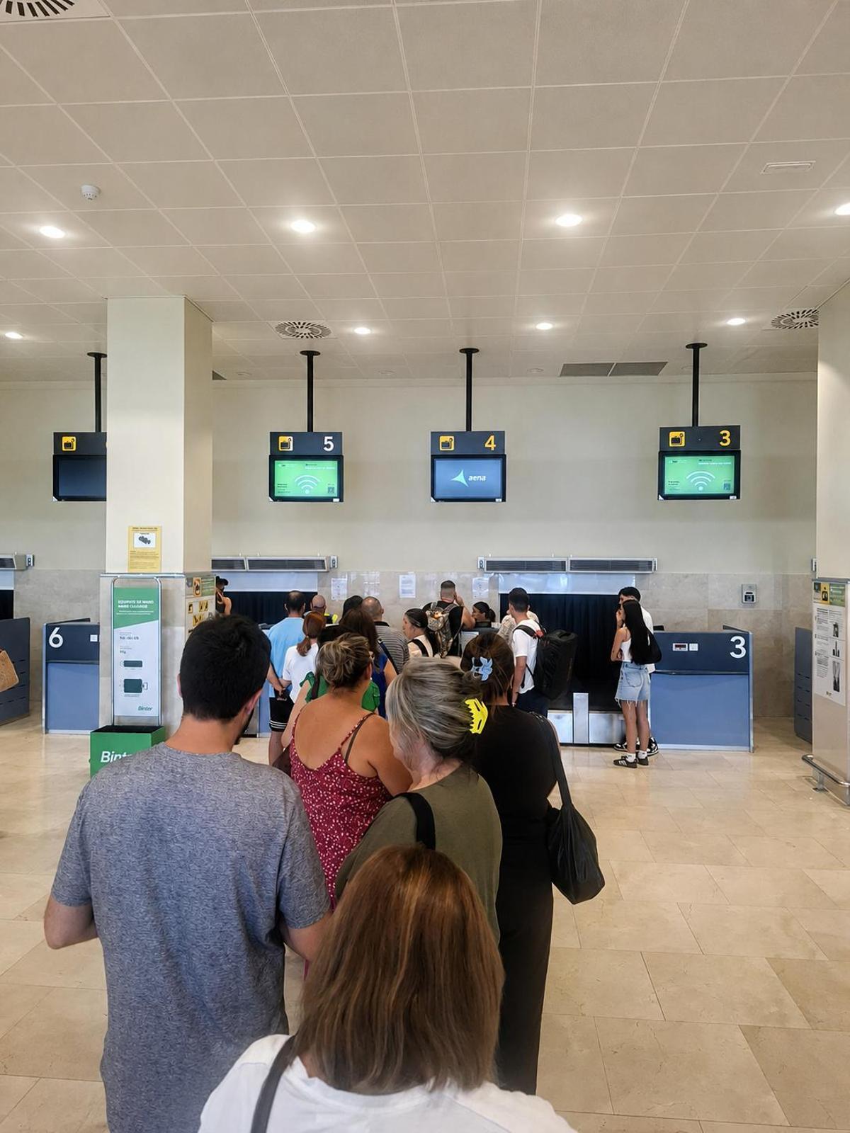 Los pasajeros afectados, este domingo en el aeropuerto de Badajoz.