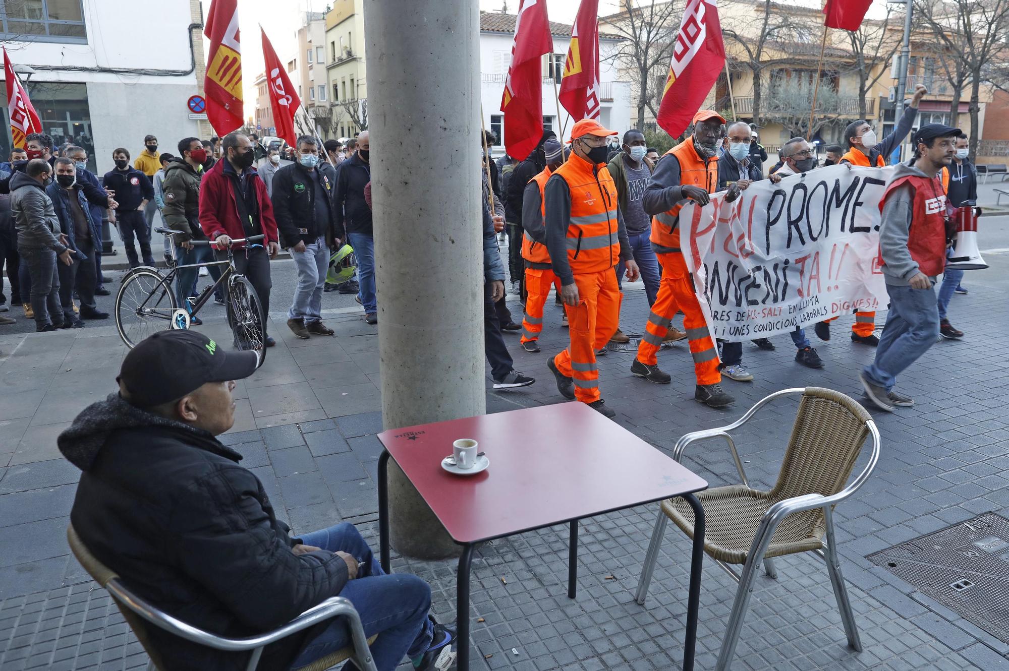 Els escombriaires de Salt es manifesten contra l'empresa i reclamen més implicació