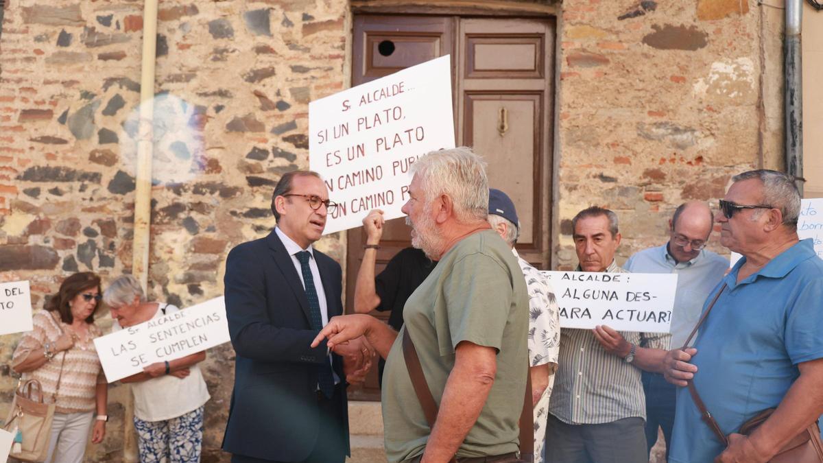 Mateos habla con los vecinos afectados durante una protesta a las puertas del consistorio.