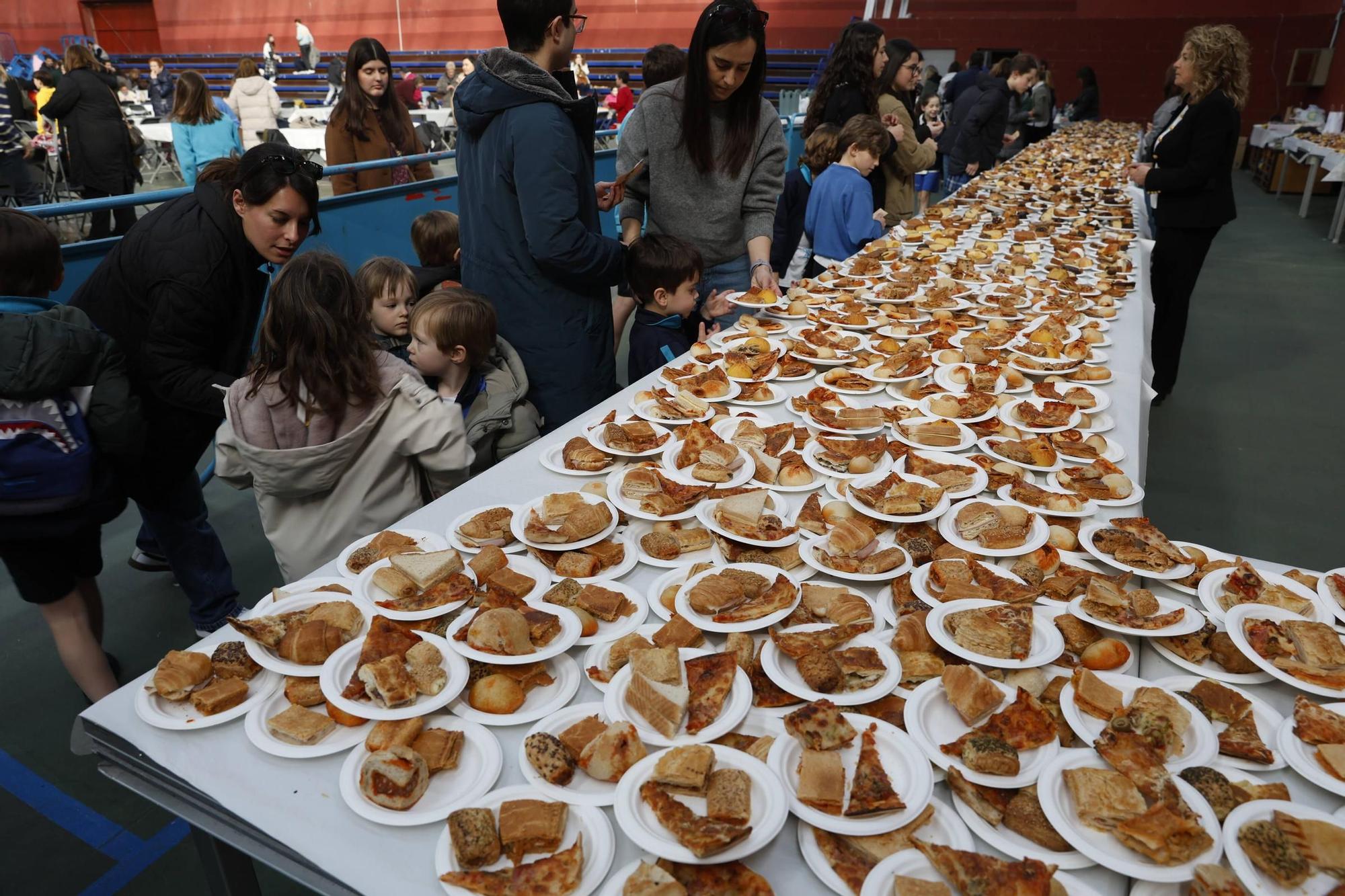 Así fue la merienda solidaria en los jesuitas de Gijón (en imágenes)