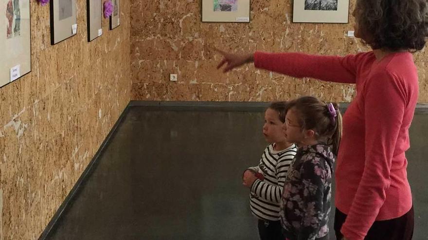 Asistentes a la exposición itinerante sobre la muyer rural en la Casa de Cultura de Arriondas, ayer.