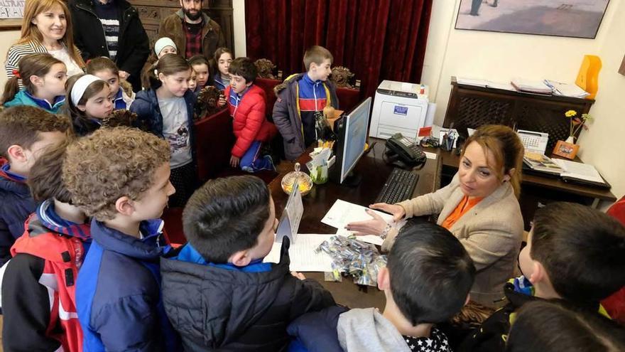 Los alumnos del Sagrada Familia-El Pilar visitan el Ayuntamiento