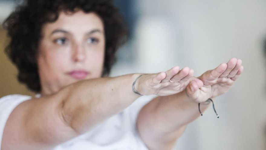 Instructora de yoga se somete a cirugía de reducción de senos y le