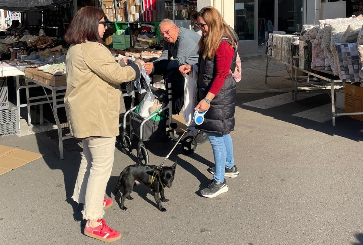Reparto de pañuelos en el mercado ambulante.