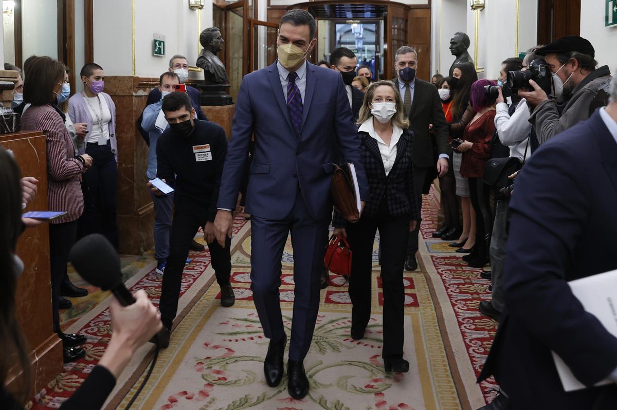 El presidente del Gobierno, Pedro Sánchez, acompañado de la vicepresidenta primera y ministra de Asuntos Económicos y Transformación Digital, Nadia Calviño, a su llegada al pleno del Congreso.