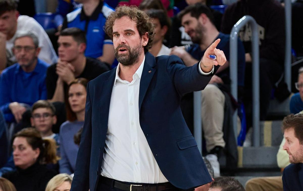 Roger Grimau dirigiendo a los suyos ante Baskonia