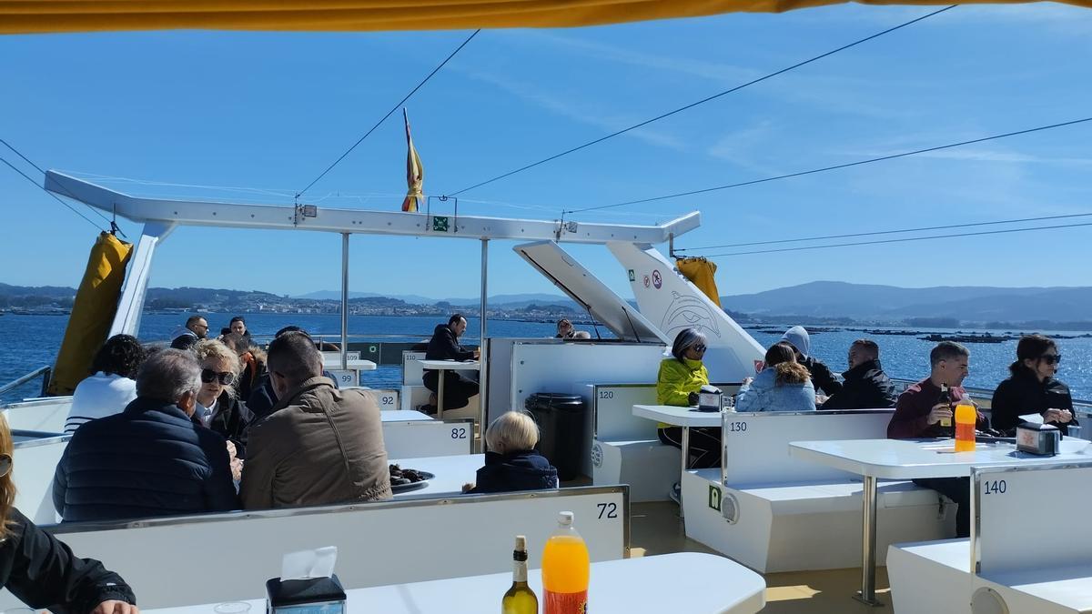 Visitantes en la &quot;Ruta de los Mejillones&quot;, con Cruceros del Ulla Turimares, ayer