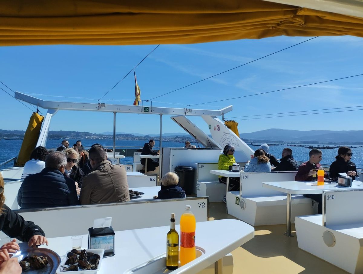 Visitantes en la "Ruta de los Mejillones", con Cruceros del Ulla Turimares, ayer