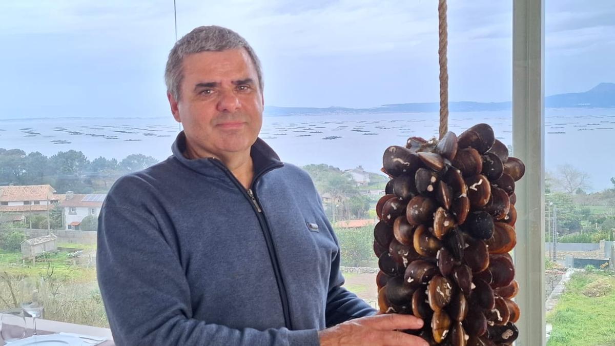 El empresario y bateeiro Pablo Agrelo con una cuerda de sus viveros en su comedor.