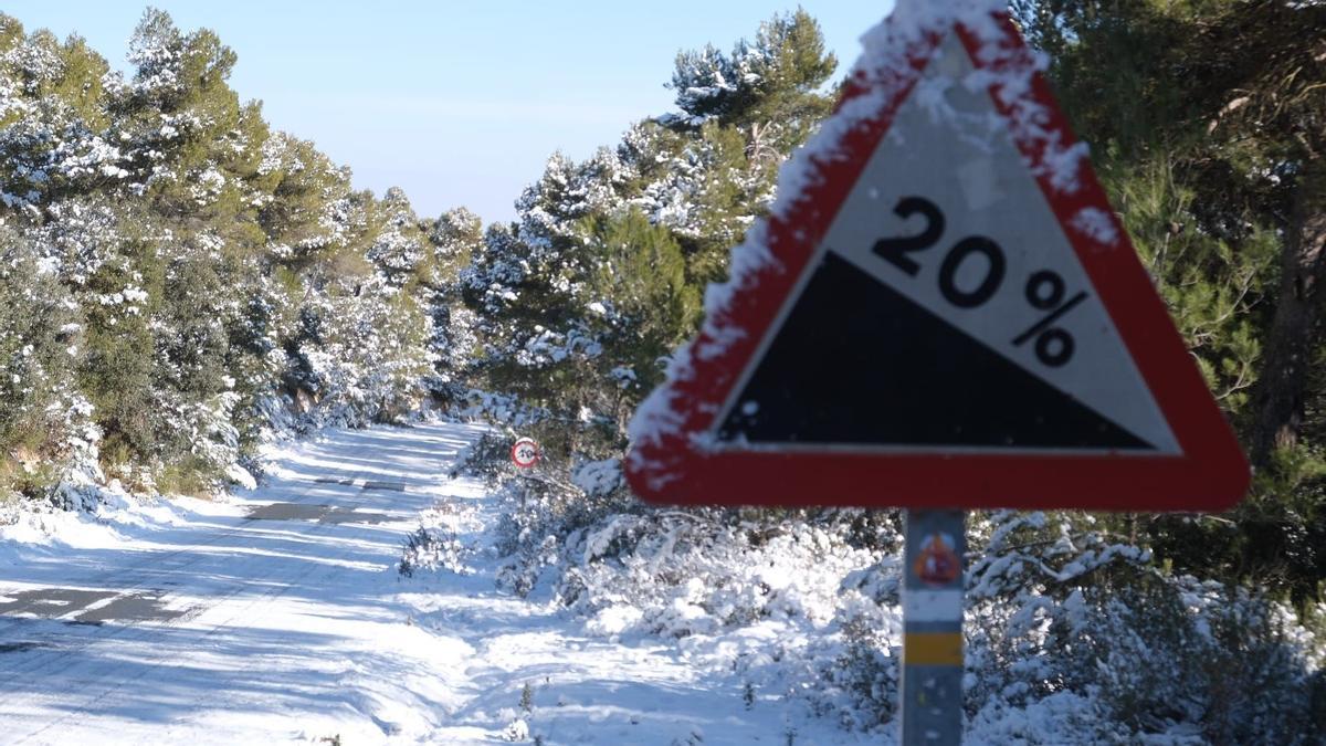 La nieve que ha caído en algunas zonas de Alicante se derretirá rápidamente.