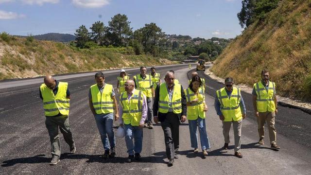 La conselleira visitó ayer el estado de las obras de la VAP Tui-A Guarda. | D.P: