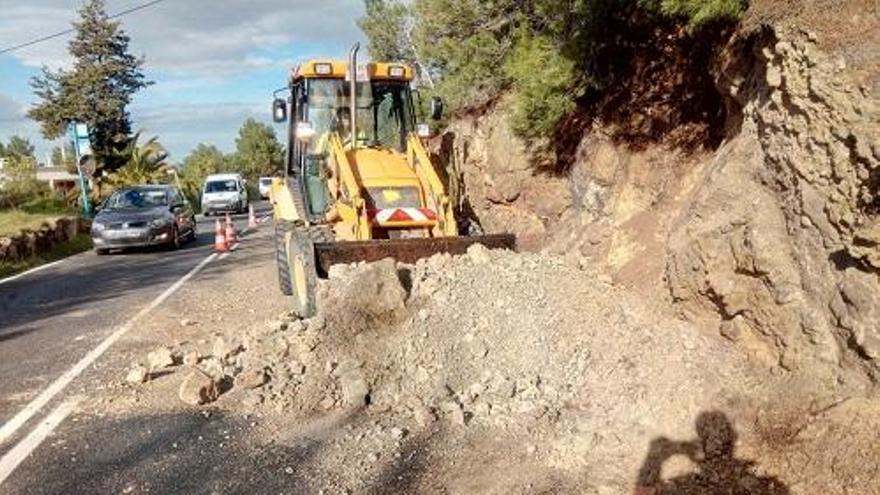 La lluvia provoca desprendimientos en la carretera que une Ibiza y Sant Josep