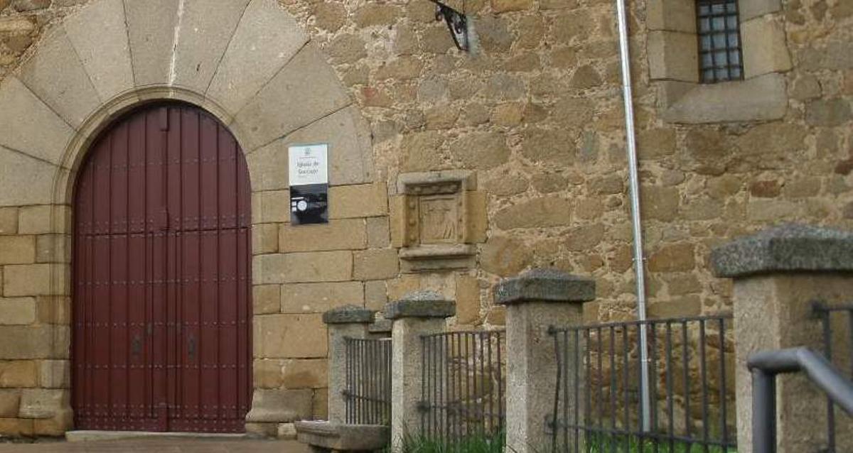 Iglesia del Cristo de las Batallas, o de Santiago, con un altorrelieve.