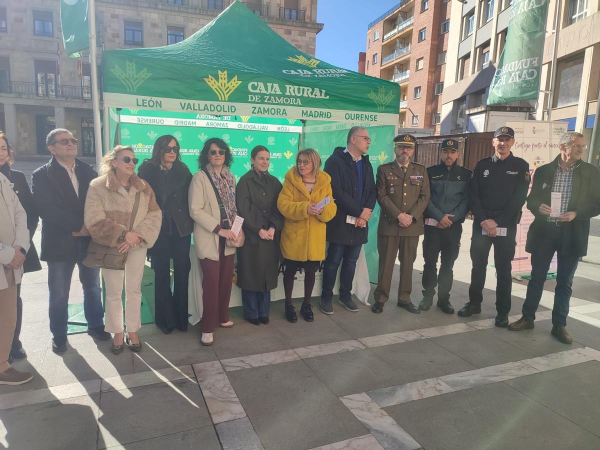 Pilar de la Higuera, con diferentes autoridades en el Día del Cáncer de Colon.