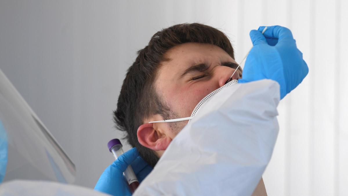 Un joven se somete a una test de coronavirus.