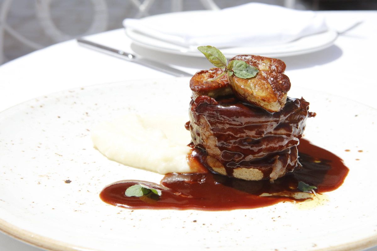 Das Rinderfilet, umwickelt von Bauchspeck, mit Foie gras belegt und mit Portweinsauce auf Parmentier serviert, ist ein kulinarisches Highlight.